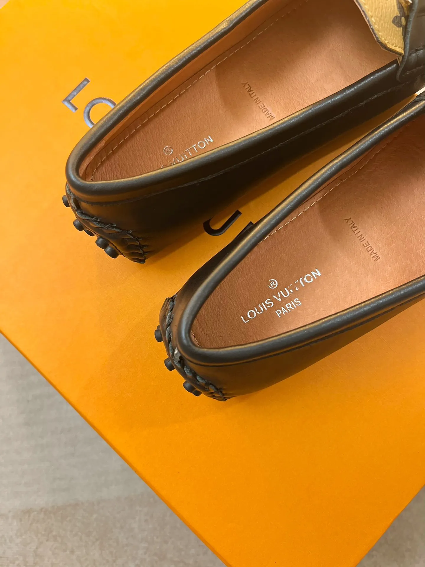 p460💰Couple model❤️🇫🇷 𝙇𝙤𝙪𝙞𝙨 𝙑𝙪𝙞𝙩𝙩𝙤𝙣 🇫🇷Louis Vuitton 2023 Classic𝓛𝓿 𝓣𝓻𝓪𝓲𝓷𝓮𝓻 Sports Series ➪➪➪¯ [Arizona Doudou Shoes Series] ▪️▪️▪️Arizona slip-on shoes are made of Monogram Eclipse canvas. Its hand-painted and dyed edges and hand-sewn uppers fully demonstrate Louis Vuitton's traditional shoemaking craftsmanship. This slip-on shoe is very lightweight. The integrated tongue and upper make it particularly comfortable and flexible. The soft outsole is equipped with rubber padding. Decorated with matching sash. Detailed features: ☑️Monogram Eclipse canvas ☑️Black Eclipse pattern ☑️Hand-painted shoe edges ☑️Hand-sewn uppers (each pair takes time to process) ☑️Integrated tongue and upper construction ☑️Outsole equipped with rubber lining ☑️size: 35_46